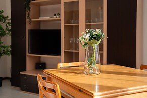 Scarlet Apartment with Garden