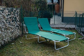 Scarlet Apartment with Garden