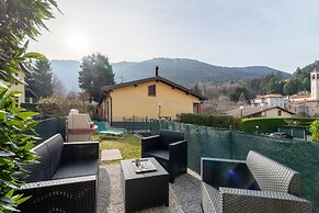 Scarlet Apartment with Garden