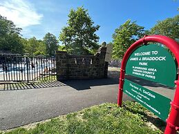 Nice Three Bedroom apt at 25 Minutes to New York Excellent bus Transpo