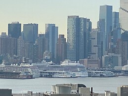 Nice Three Bedroom apt at 25 Minutes to New York Excellent bus Transpo