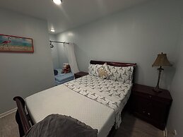 Nice Three Bedroom apt at 25 Minutes to New York Excellent bus Transpo