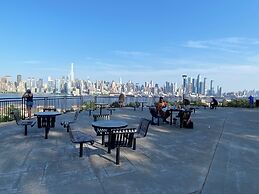 Nice Three Bedroom apt at 25 Minutes to New York Excellent bus Transpo