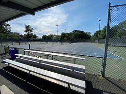 Nice Three Bedroom apt at 25 Minutes to New York Excellent bus Transpo