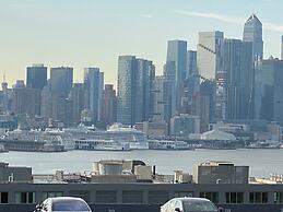 Nice Three Bedroom apt at 25 Minutes to New York Excellent bus Transpo