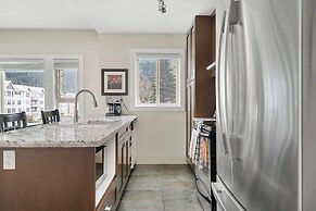 Rooftop Paradise Luxe 2BR  Lake Views