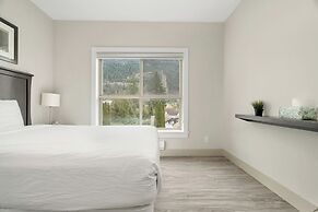 Rooftop Paradise Luxe 2BR  Lake Views