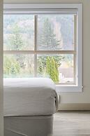 Rooftop Paradise Luxe 2BR  Lake Views