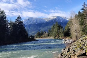 Rooftop Paradise Luxe 2BR  Lake Views