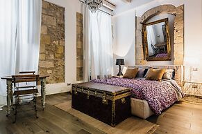 Dolce Suite near Syracuse Cathedral