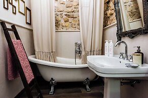 Dolce Suite near Syracuse Cathedral