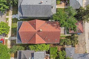 Uptown Minneapolis Home: Walk to Lakes!