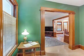 Uptown Minneapolis Home: Walk to Lakes!