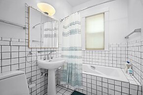 Uptown Minneapolis Home: Walk to Lakes!