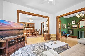 Uptown Minneapolis Home: Walk to Lakes!