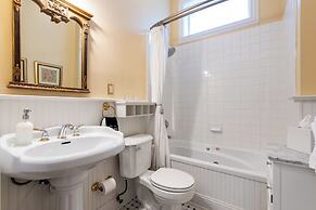 DuPont Mansion Bed & Breakfast