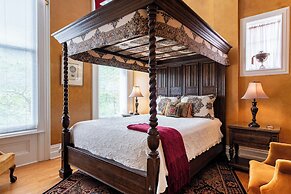DuPont Mansion Bed & Breakfast