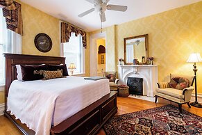 DuPont Mansion Bed & Breakfast