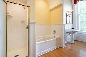 DuPont Mansion Bed & Breakfast