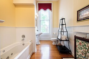 DuPont Mansion Bed & Breakfast