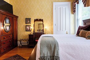DuPont Mansion Bed & Breakfast