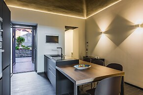 Leone Apartment with Garden