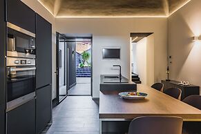 Leone Apartment with Garden