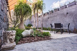 Leone Apartment with Garden