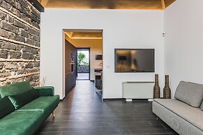 Leone Apartment with Garden