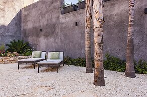 Leone Apartment with Garden