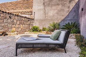 Leone Apartment with Garden