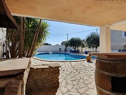 Majestic Villa in Homps With Private Pool
