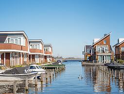 Waterside Escape With Easy Access