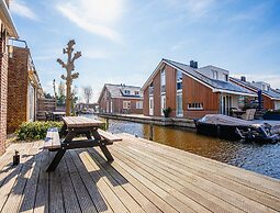 Waterside Escape With Easy Access