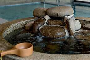 Hyakumangoku Onsen Hotel