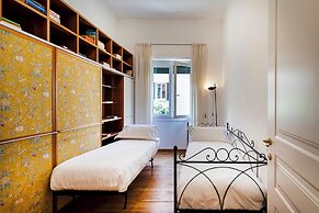 Light Apartment in Albaro