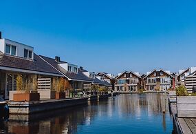 Houseboat With Roof Terrace in Uitgeestermeer