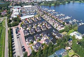 Houseboat With Roof Terrace in Uitgeestermeer
