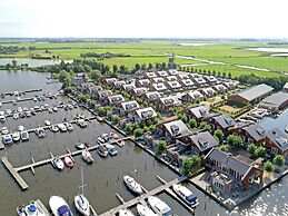 Houseboat With Roof Terrace in Uitgeestermeer