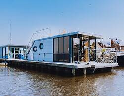 Houseboat With Roof Terrace in Uitgeestermeer