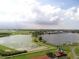 Houseboat With Roof Terrace in Uitgeestermeer