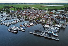 Houseboat With Roof Terrace in Uitgeestermeer