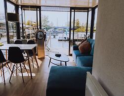 Houseboat With Roof Terrace in Uitgeestermeer