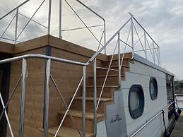 Houseboat With Roof Terrace in Uitgeestermeer