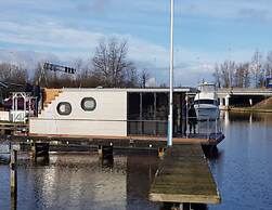 Houseboat With Roof Terrace in Uitgeestermeer