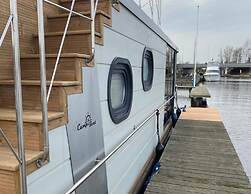 Houseboat With Roof Terrace in Uitgeestermeer