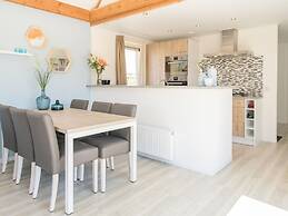 Nice Lodge With two Bathrooms, on a Holiday Park at 1.5 km. From the B