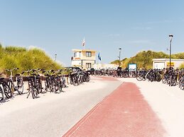 Nice Lodge With two Bathrooms, on a Holiday Park at 1.5 km. From the B