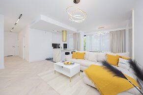 Grzybowska Apartment by Renters Prestige