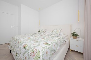 Grzybowska Apartment by Renters Prestige